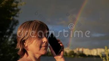 在彩虹和多云天气期间，<strong>女人接电话</strong>。